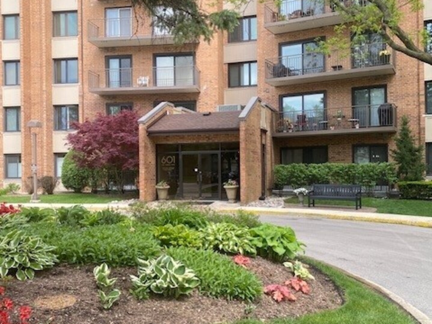 Lake Hinsdale Dr, Willowbrook, IL 60527