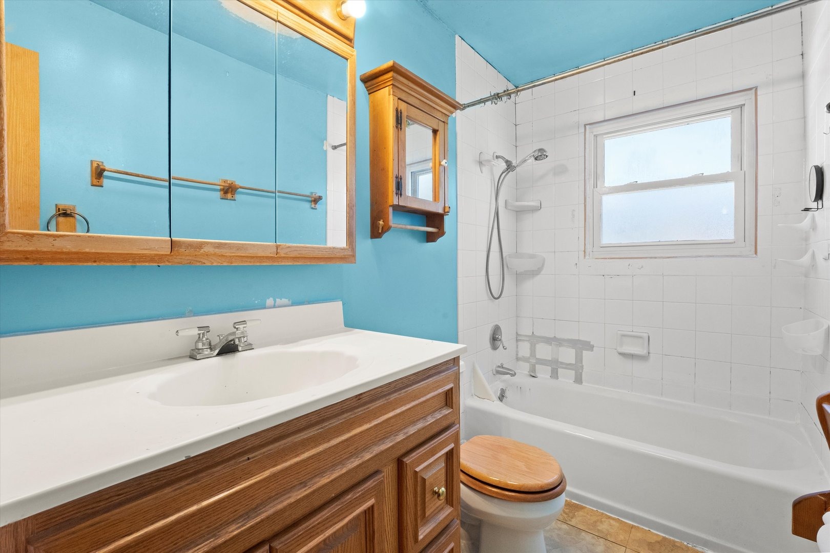 Lancaster Dr, Oak Forest, IL 60452