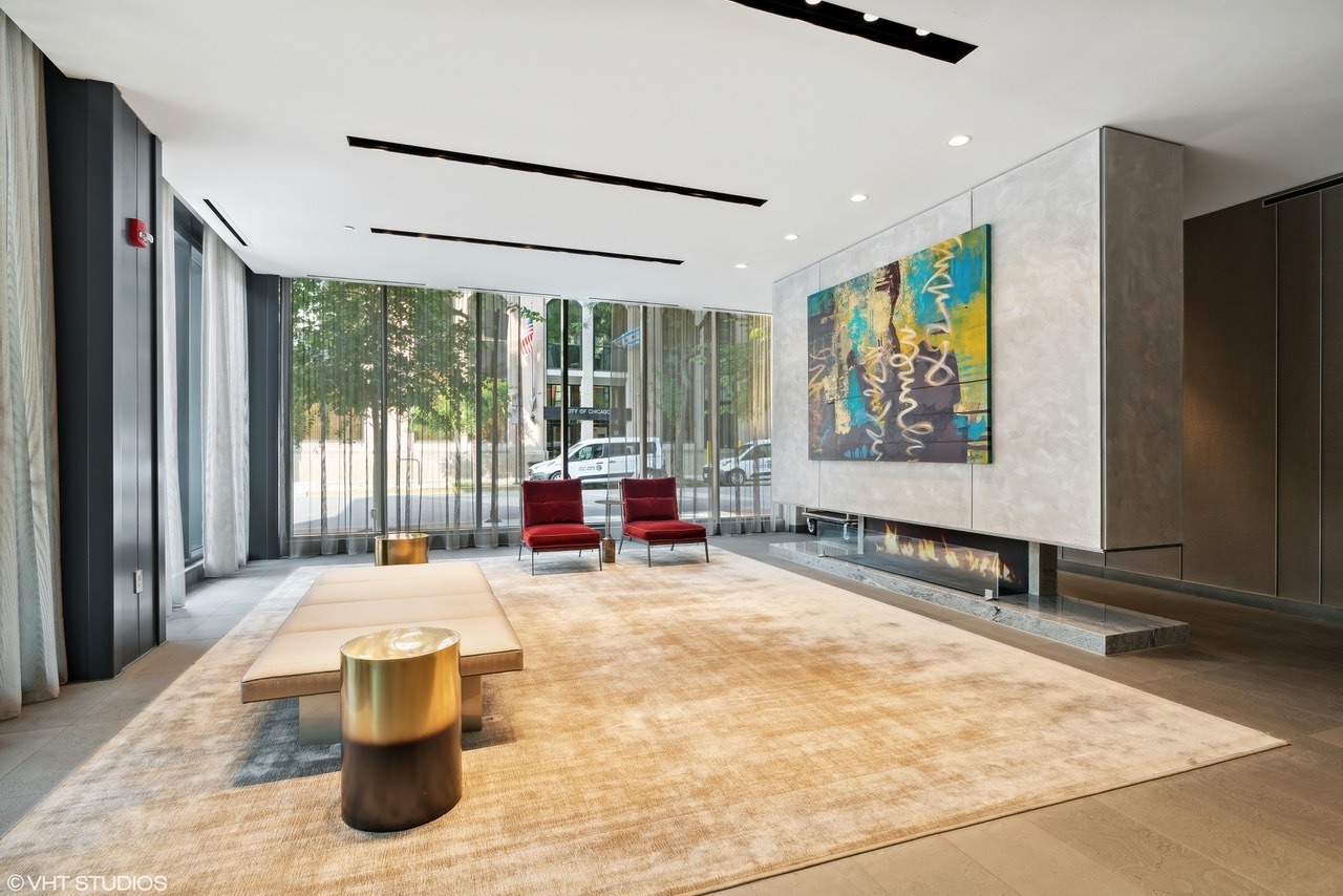 Superior St, Chicago, IL 60654