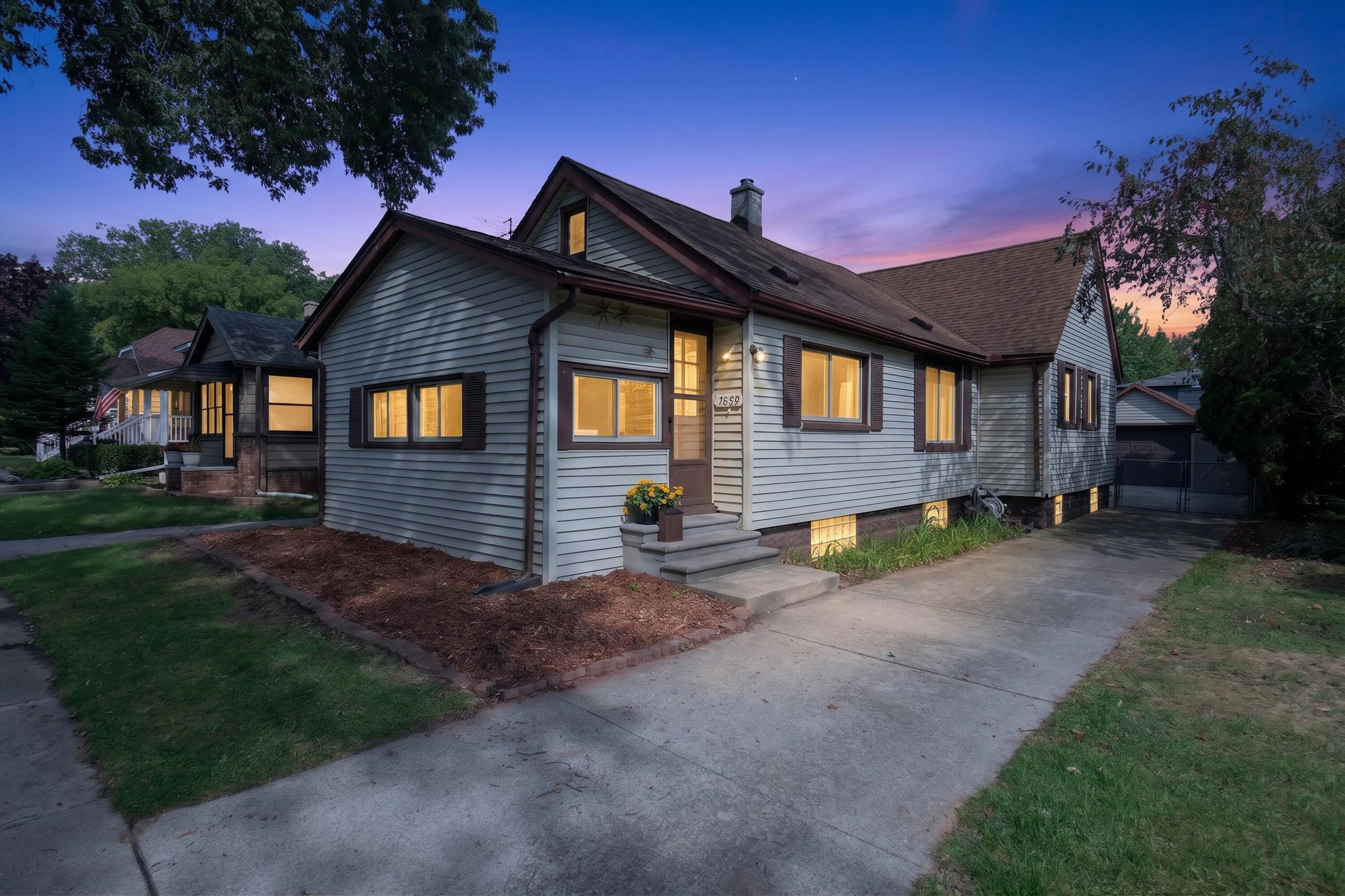 Hampton Rd, Grosse Pointe Woods, MI 48236