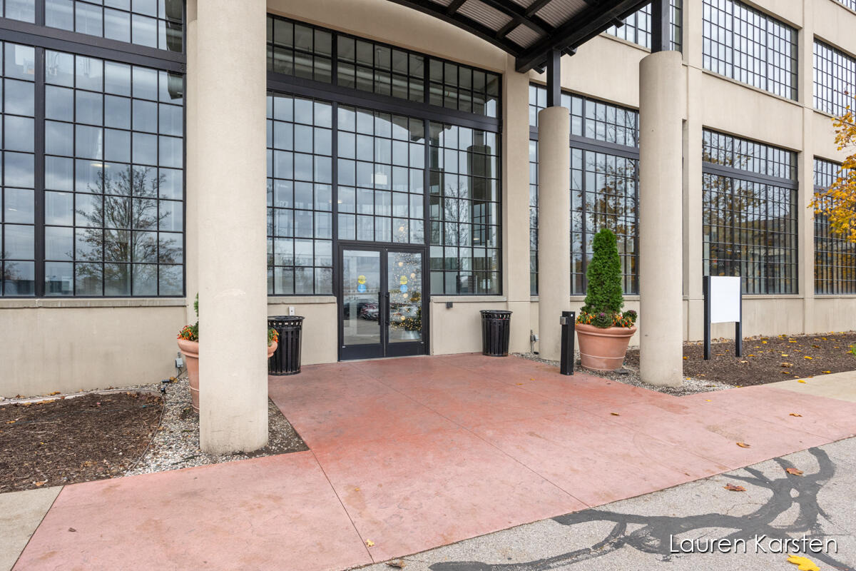 Broadway Ave, Grand Rapids, MI 49504