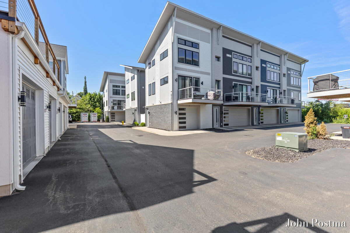 Fairview Ave, Grand Rapids, MI 49503