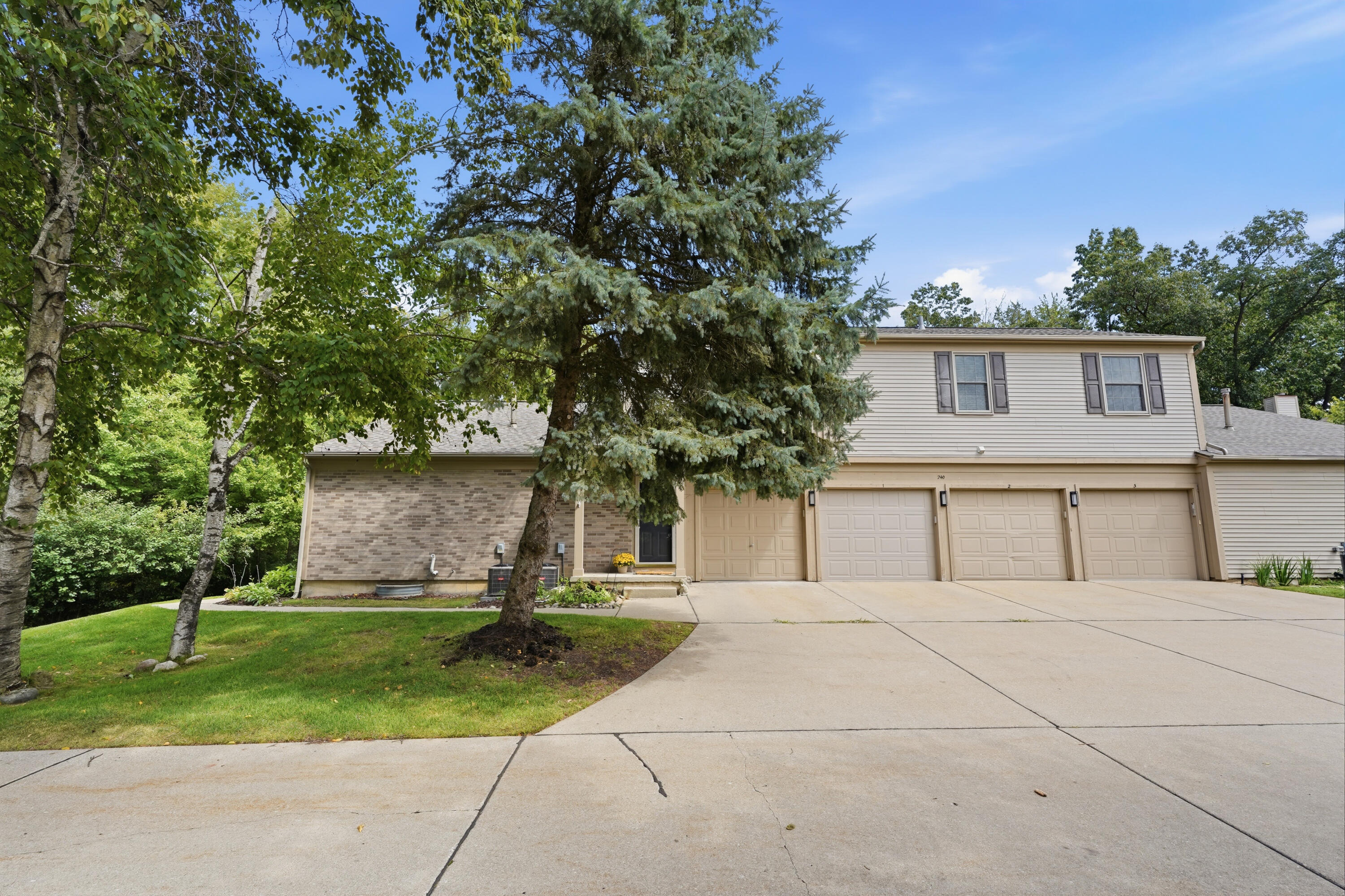 Pine Tree Ridge Dr, Waterford, MI 48327