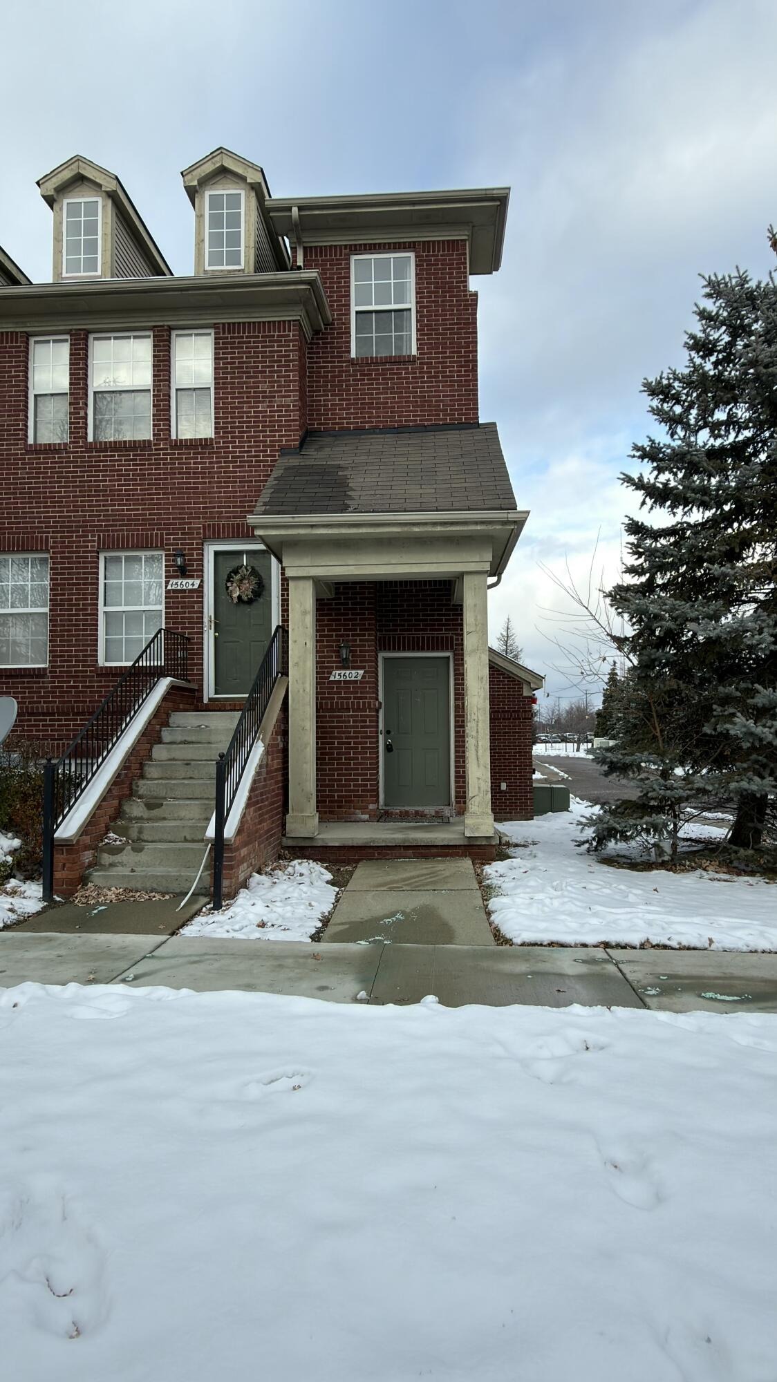 Stone Crossing Dr, Southfield, MI 48075