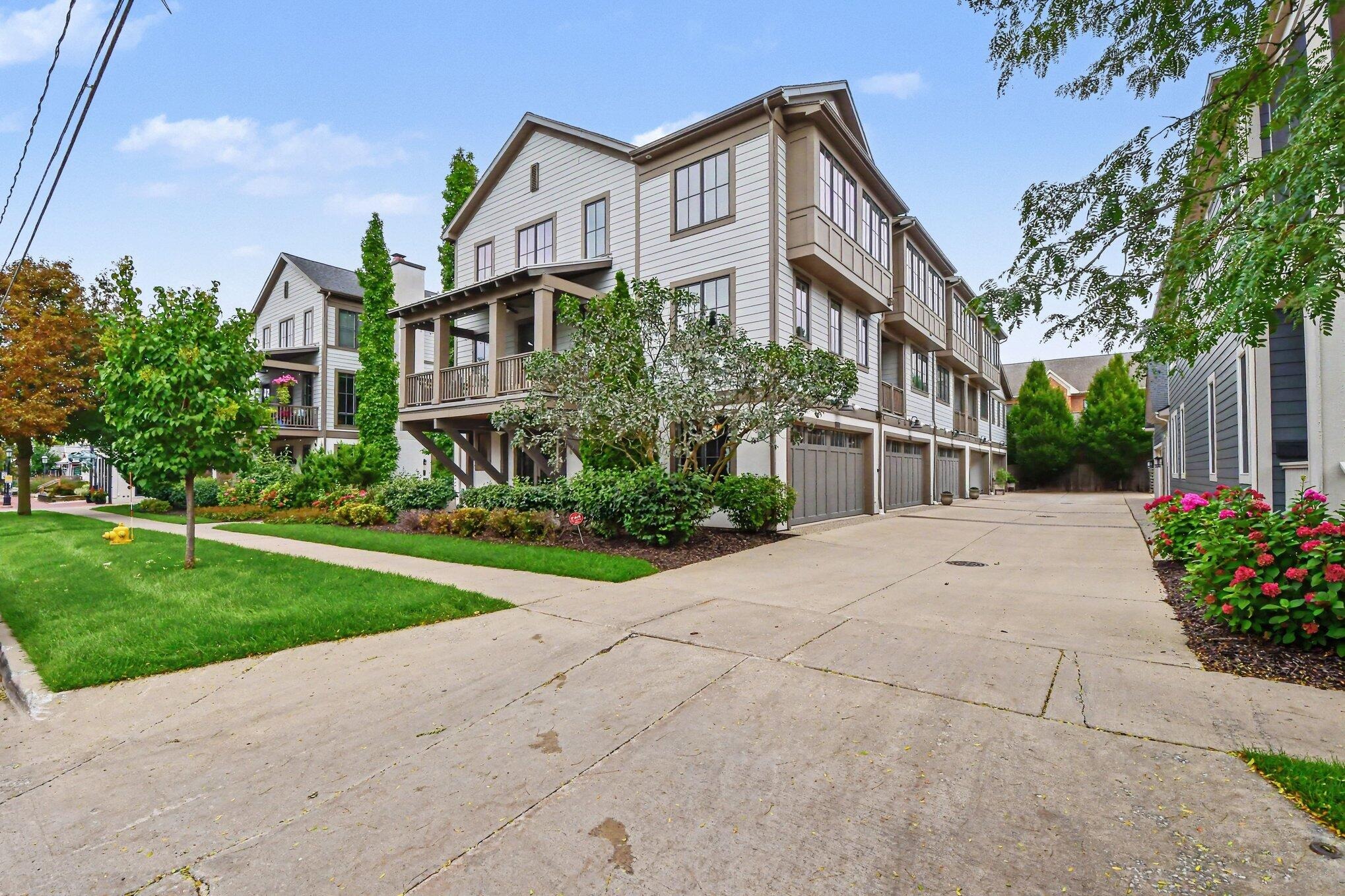 Croswell Ave, Grand Rapids, MI 49506