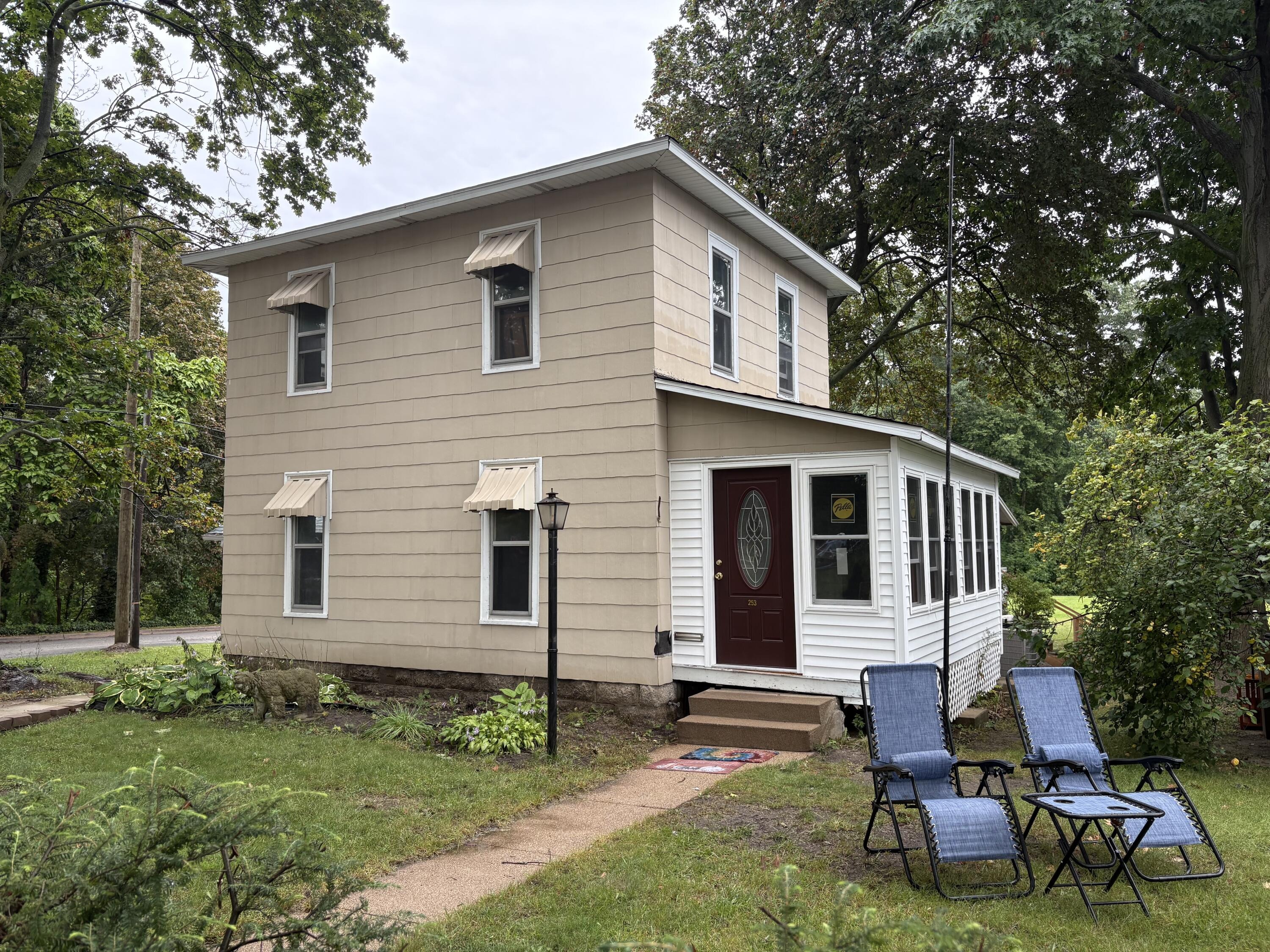 Pearl St, South Haven, MI 49090
