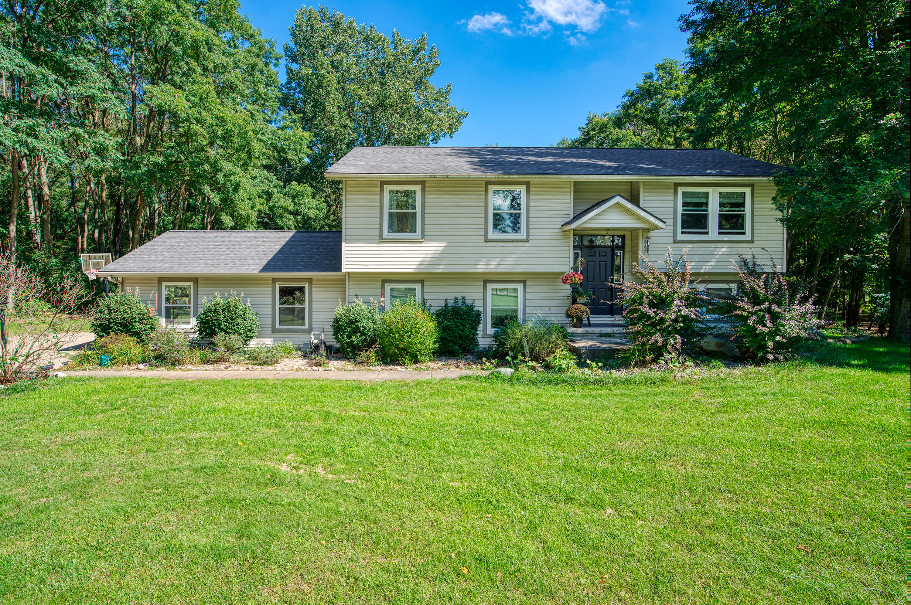Moeckel Rd, Grass Lake, MI 49240
