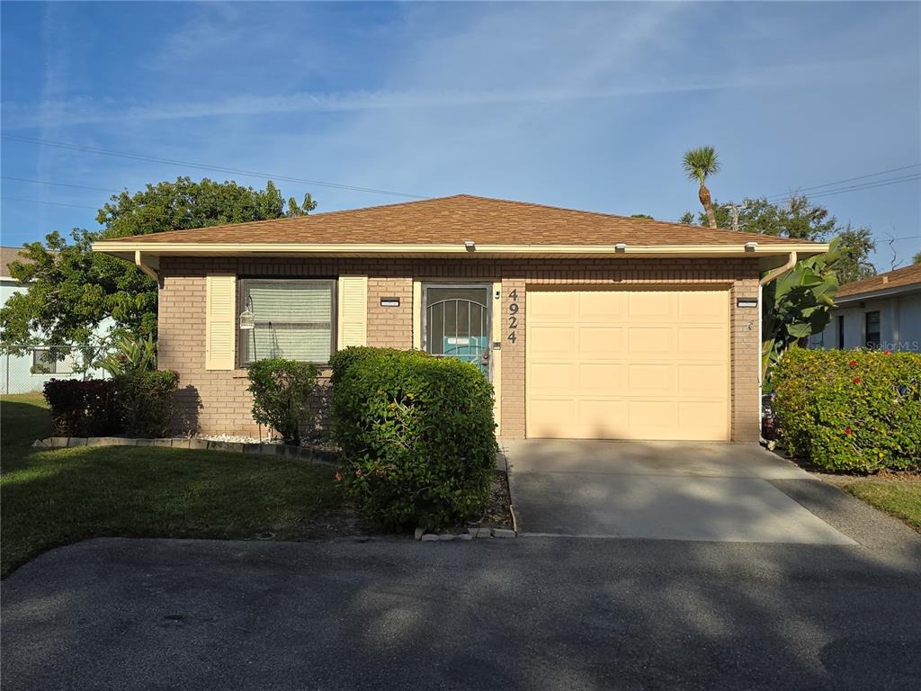 Live Oak Cir, Bradenton, FL 34207