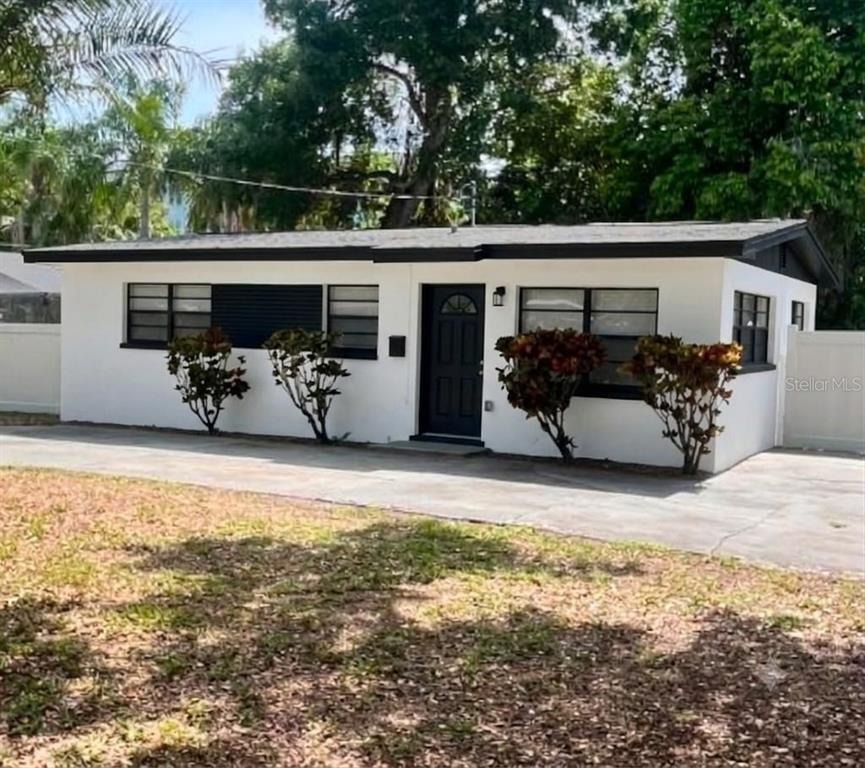 Barbara Cir, Belleair, FL 33756