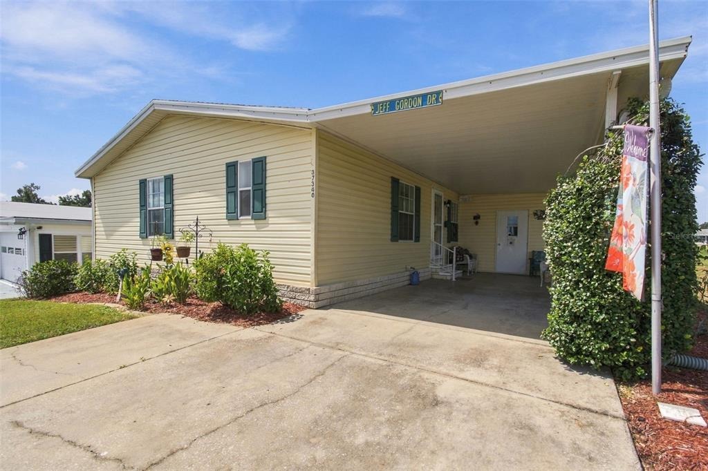 Neukom Ave, Zephyrhills, FL 33541