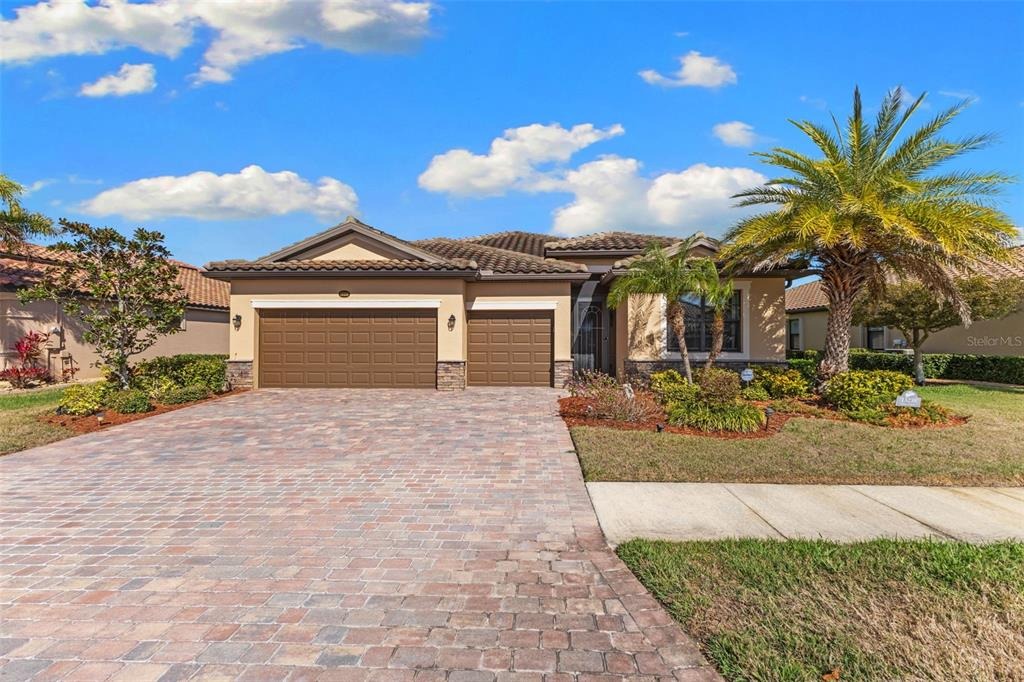 Famiglia Dr, Venice, FL 34293