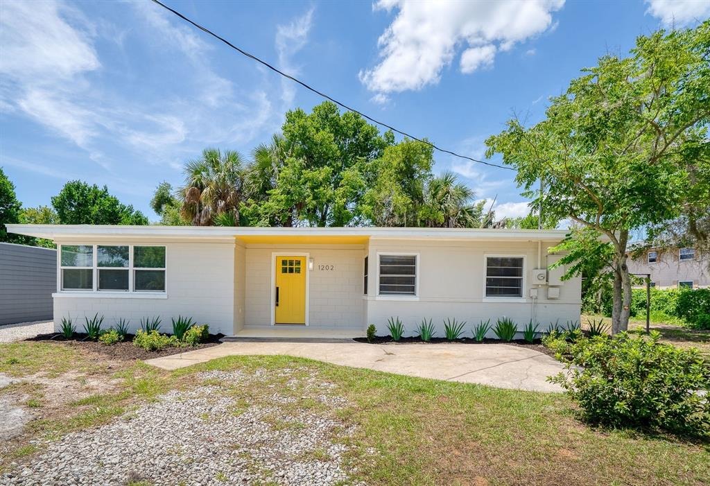 Caroline St, Tavares, FL 32778