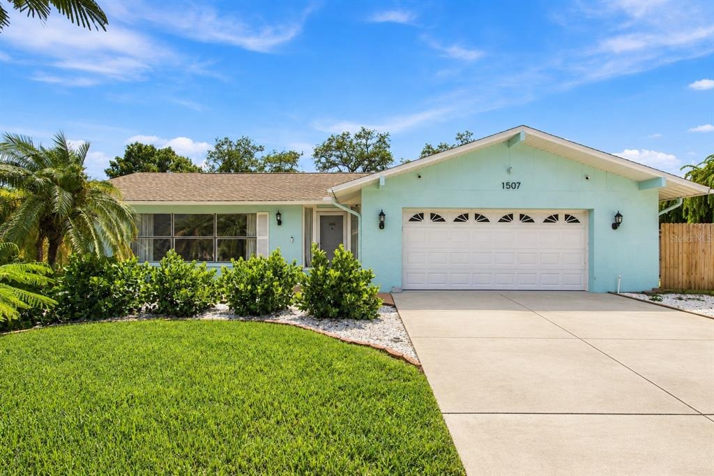 Poinsettia Ave, Tarpon Springs, FL 34689