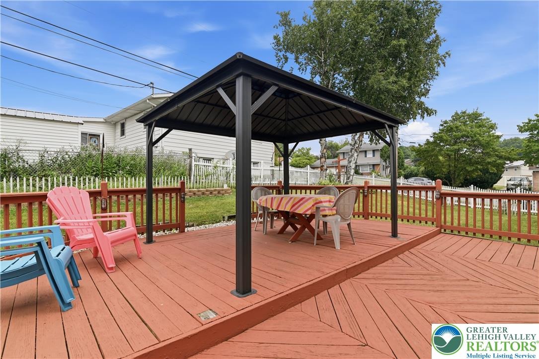 Barklay Rd, Whitehall, PA 18052