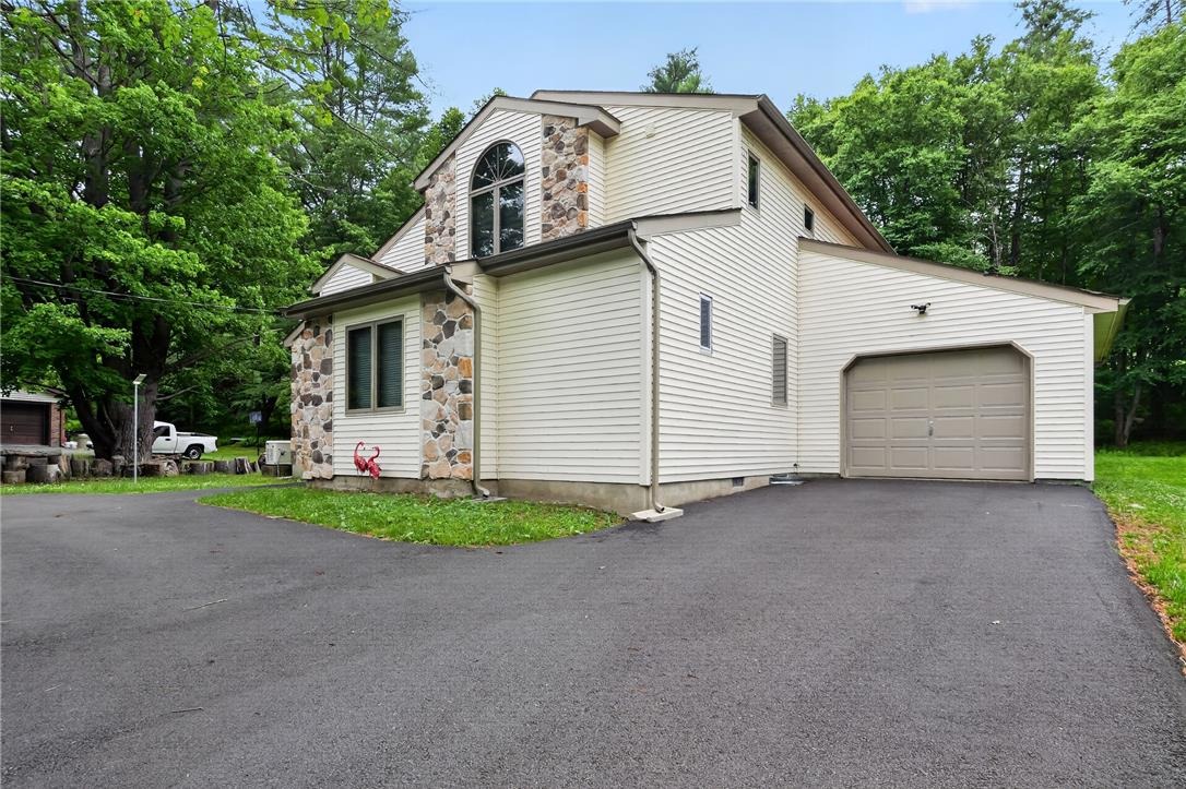 Mink Ct, Bushkill, PA 18324