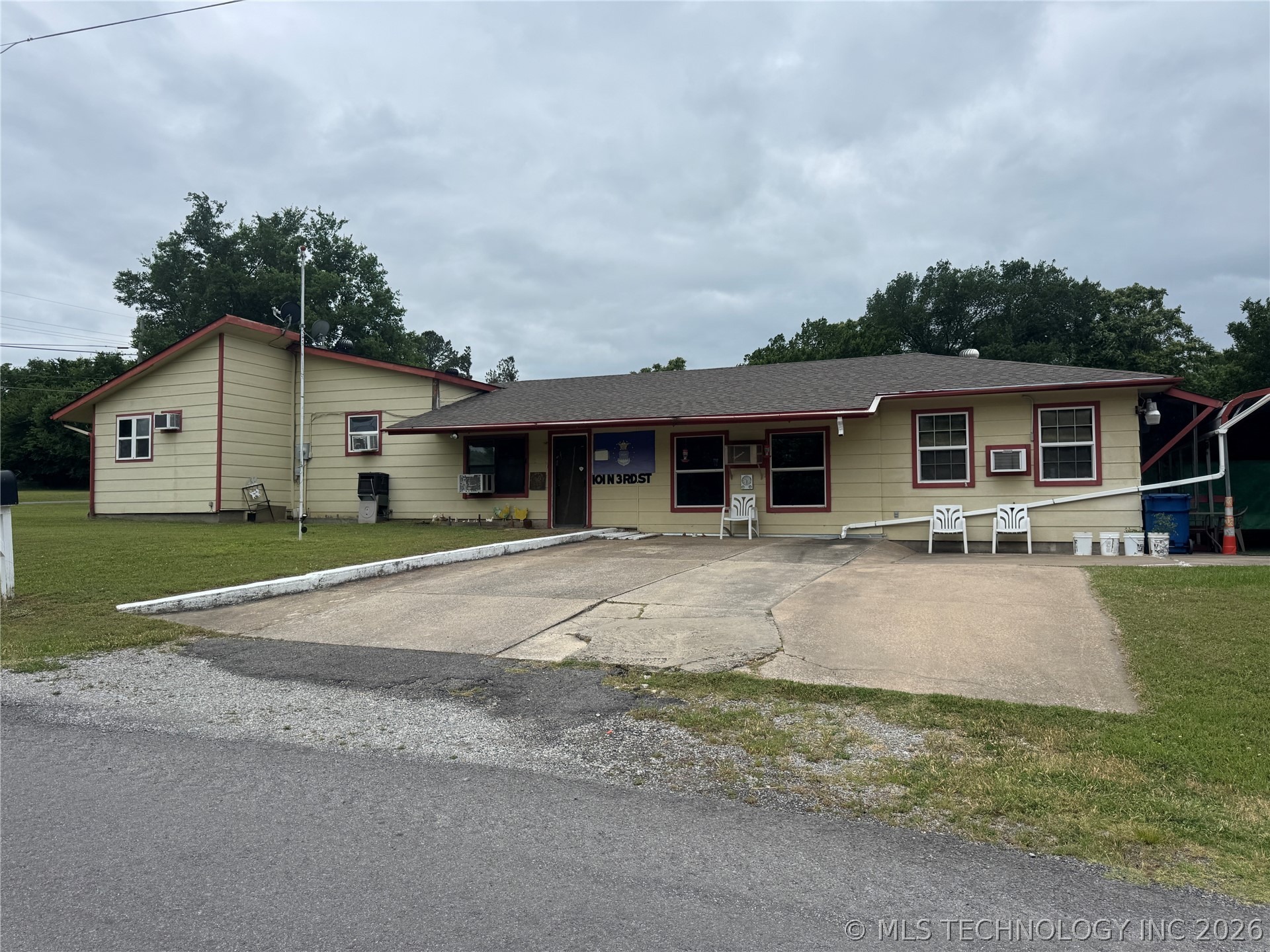 3rd St, Hartshorne, OK 74547