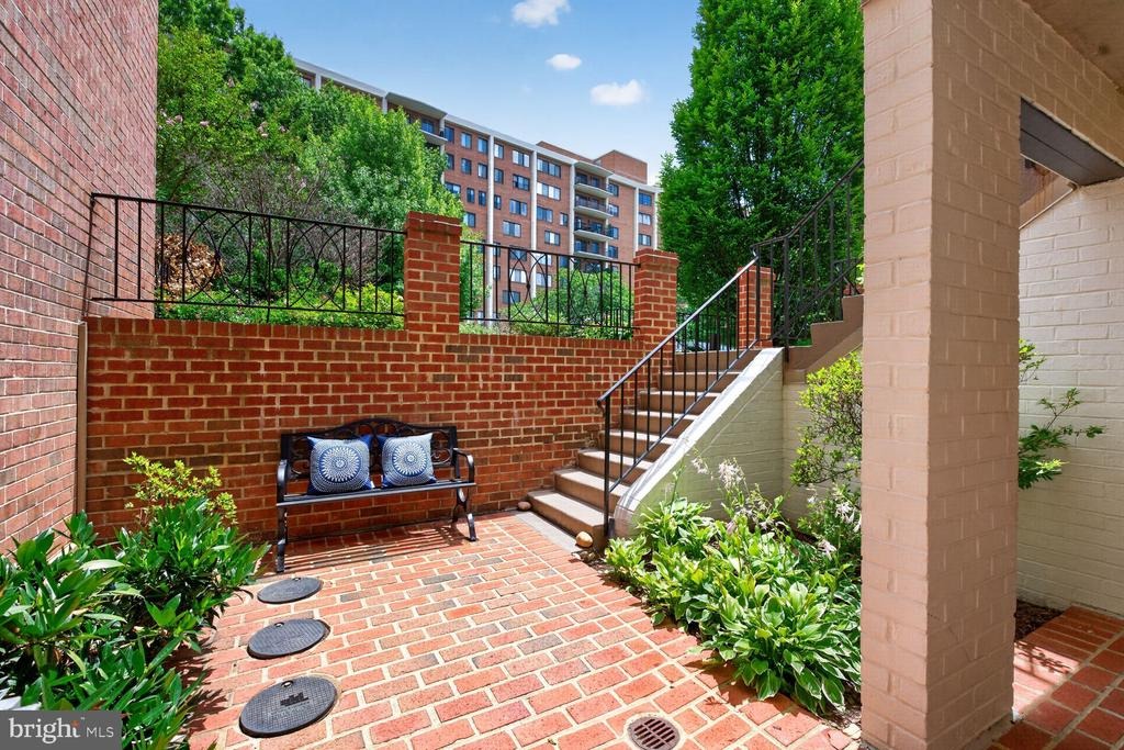 Sutton Pl, Washington, DC 20016
