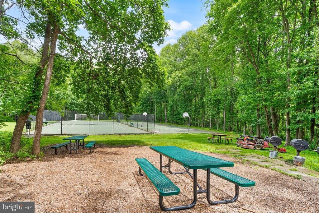 Chestnut Grove Sq, Reston, VA 20190