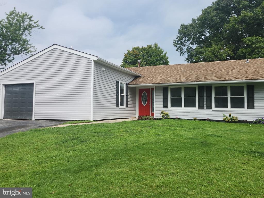 Pershing Ln, Sicklerville, NJ 08081