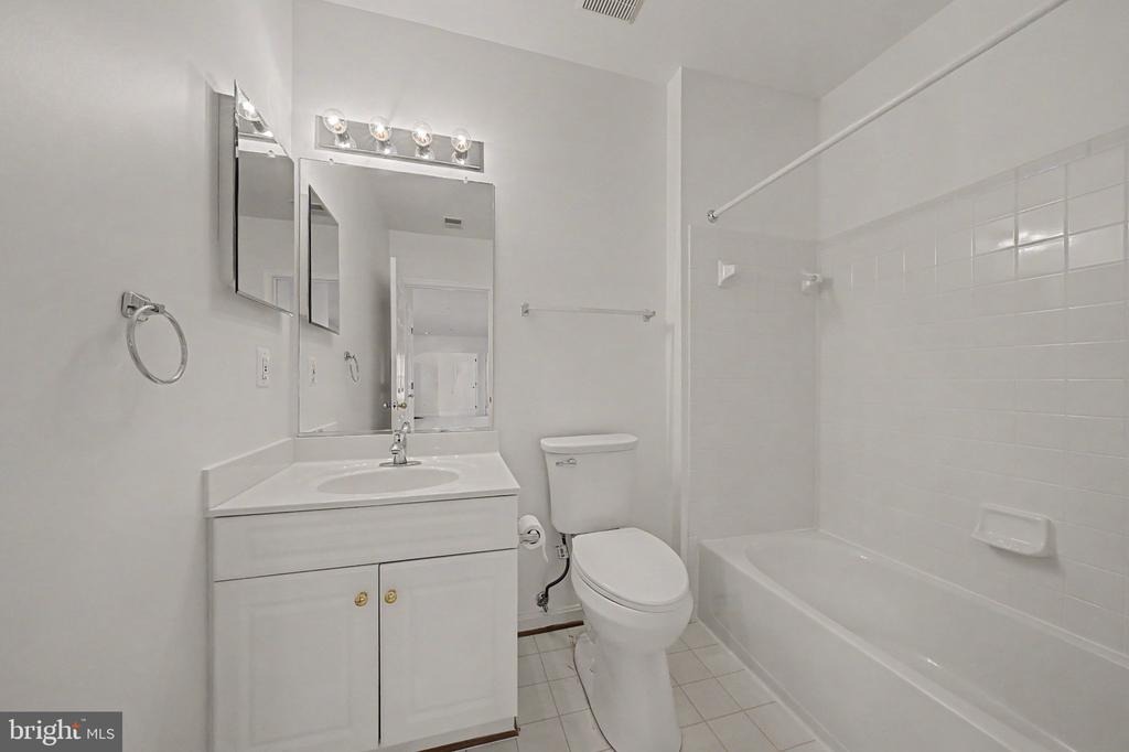 Riffleford Sq, Chantilly, VA 20152
