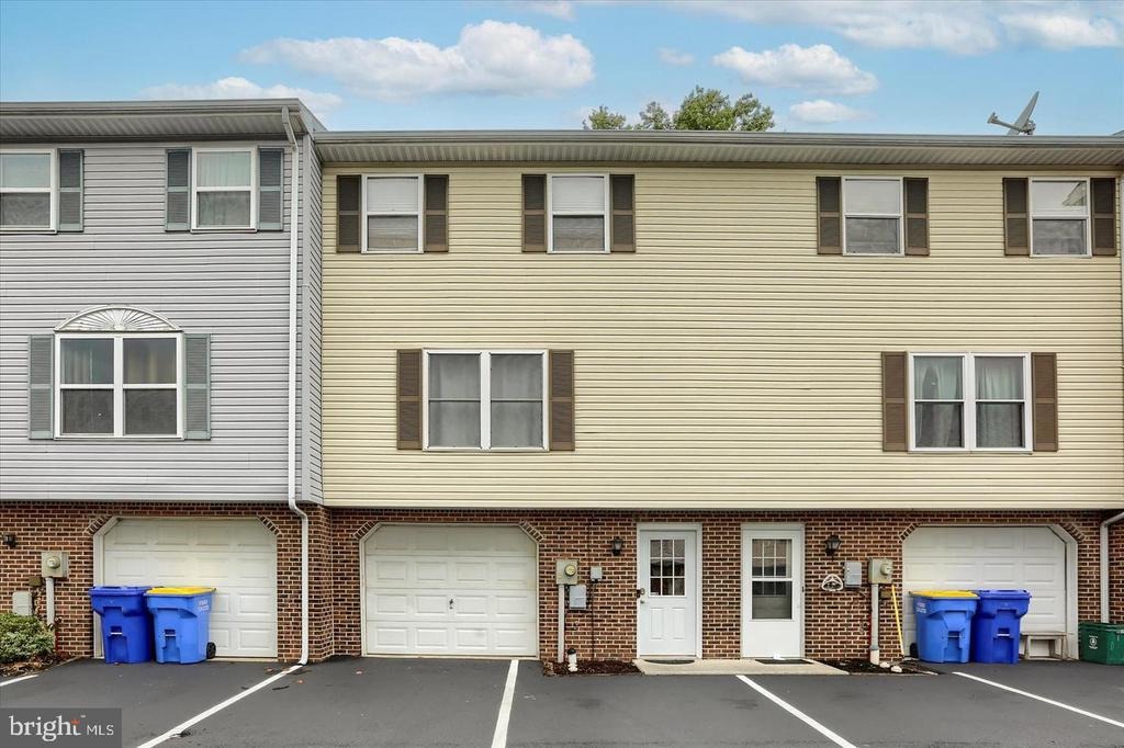 Pine Dr, Manchester, PA 17345