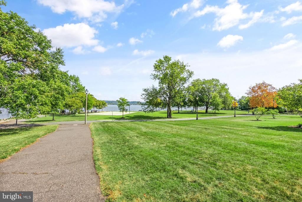 Abingdon Dr, Alexandria, VA 22314