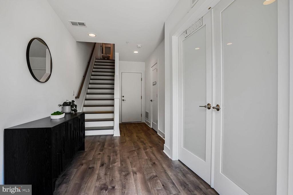 Sutton Heights Cir, Fairfax, VA 22031 #1