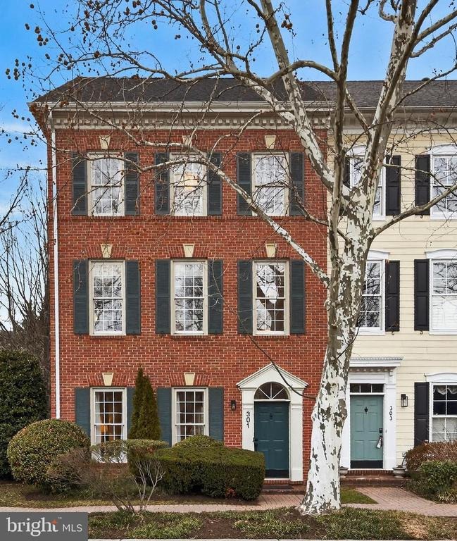 Hillwood Ave, Falls Church, VA 22046