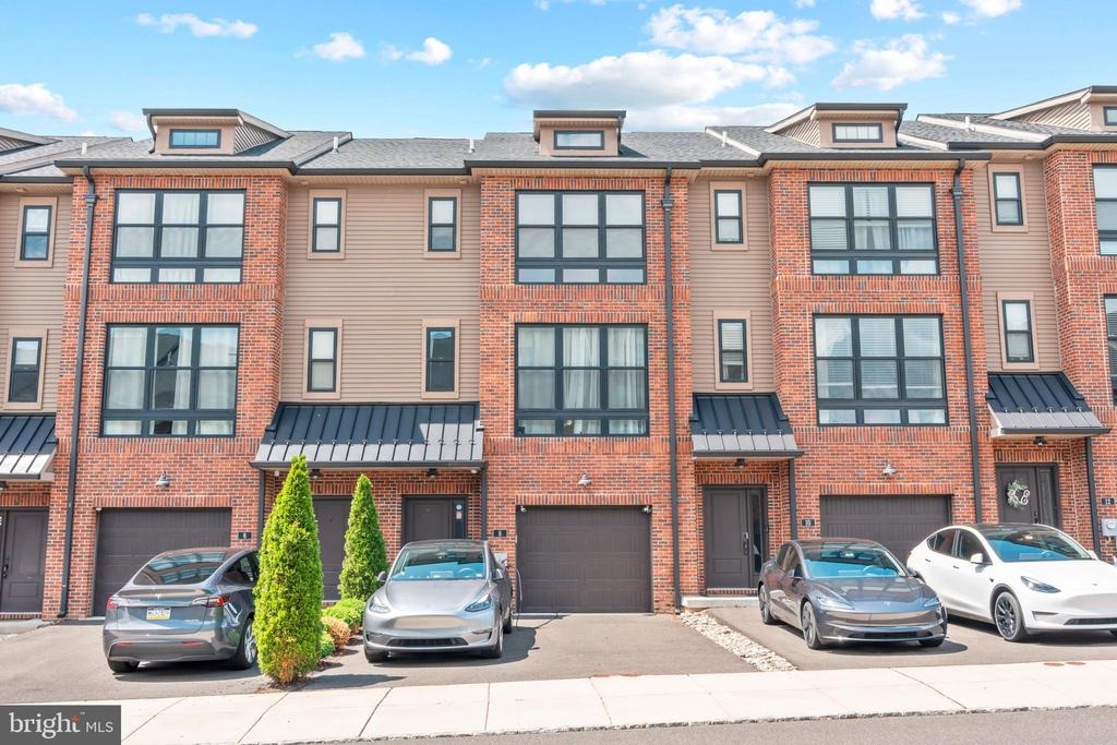 Sienna Pl, Feasterville Trevose, PA 19053 #1