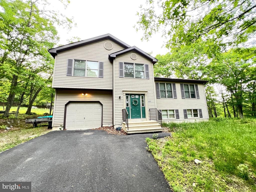Warbler Ct, Bushkill, PA 18324 #1