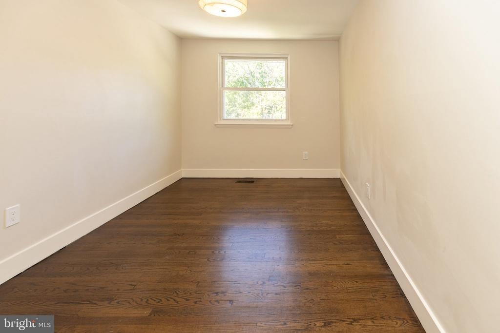 Laureba Ave, Stratford, NJ 08084
