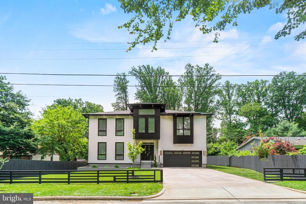 Deborah Dr, Falls Church, VA 22046