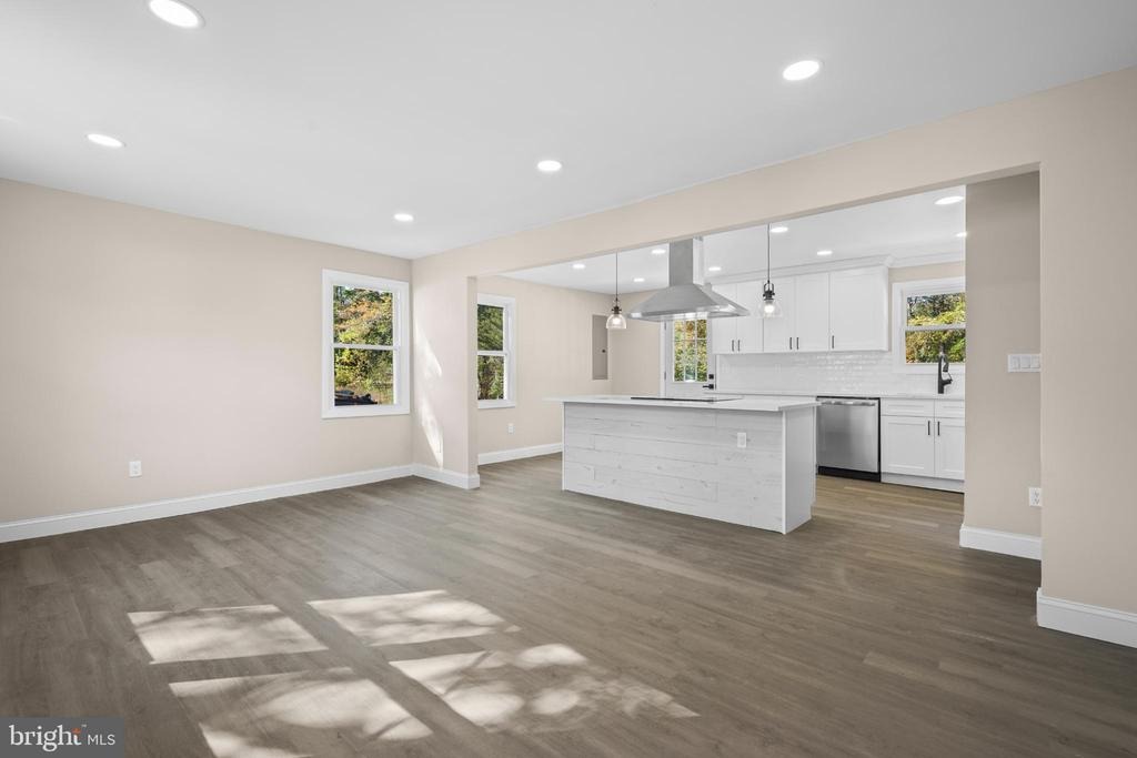 Millstream Rd, Cream Ridge, NJ 08514