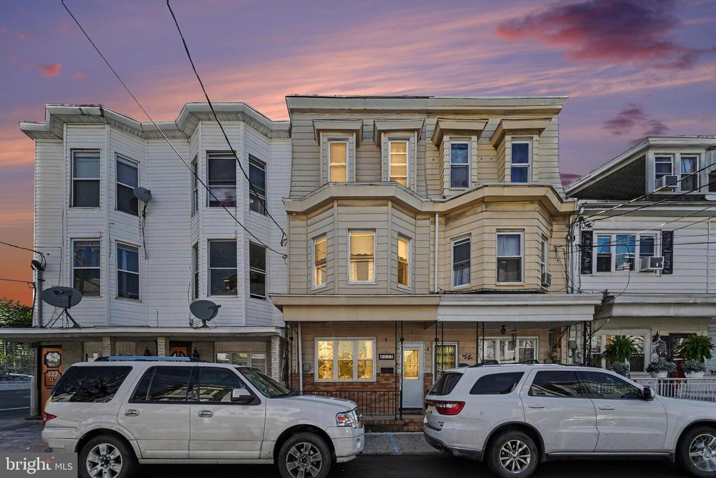 Jardin St, Shenandoah, PA 17976