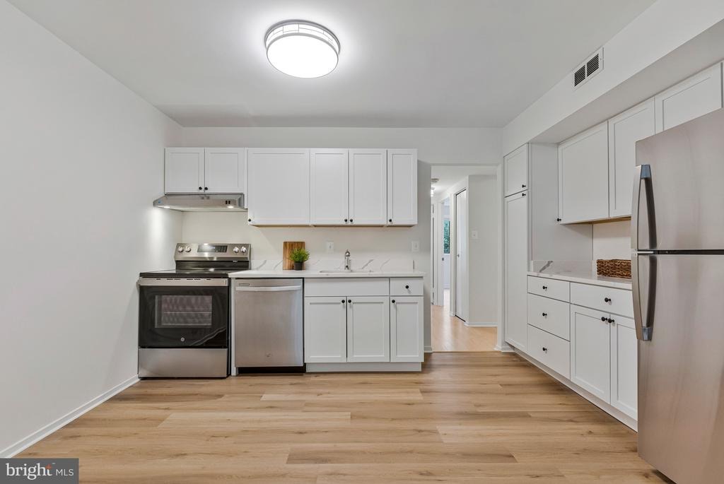 Parkcrest Cir, Reston, VA 20190 #1