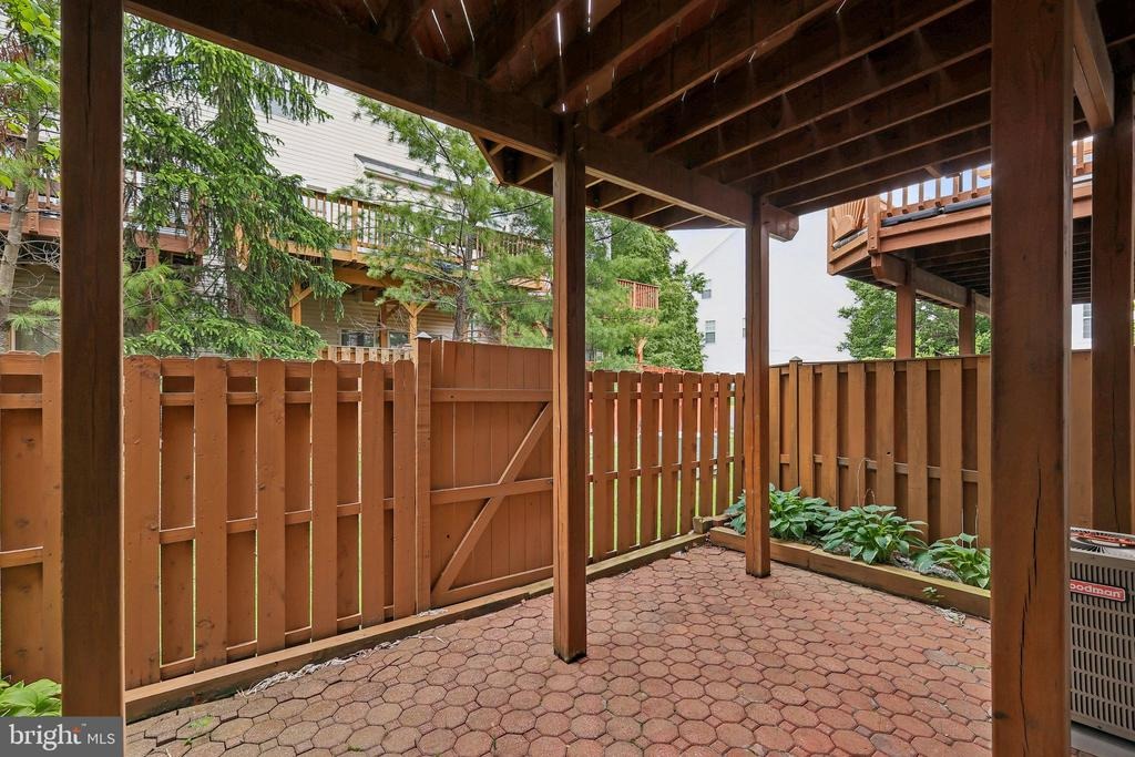 James Madison Cir, Herndon, VA 20171