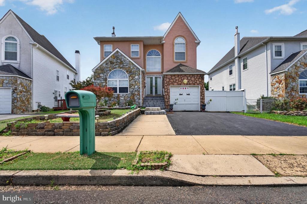 Serota Pl, Philadelphia, PA 19115