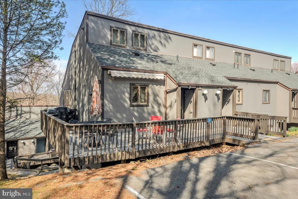 Middle Village Way, Tannersville, PA 18372