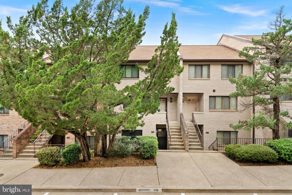 Steppes Ct, Falls Church, VA 22041