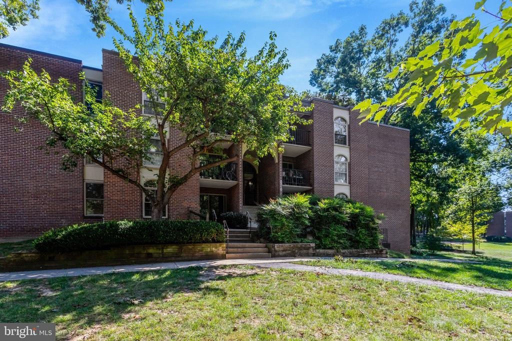 Woodburn Village Dr, Annandale, VA 22003