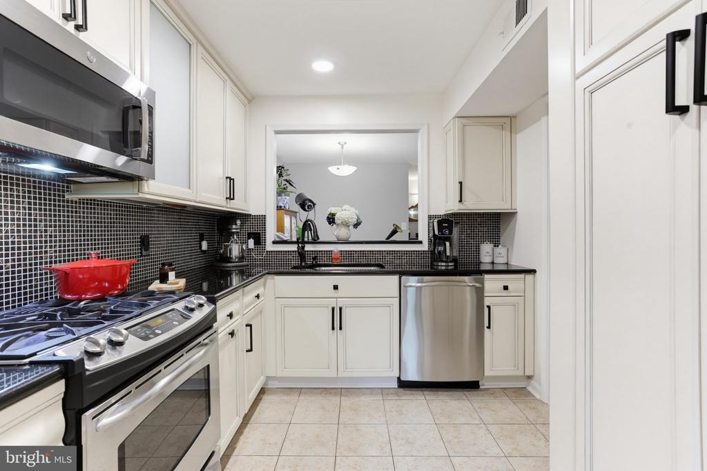Hunters Run Dr, Reston, VA 20191 #1