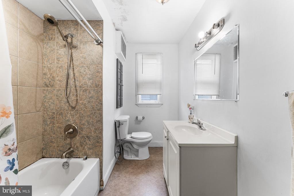 Billings Ave, Paulsboro, NJ 08066