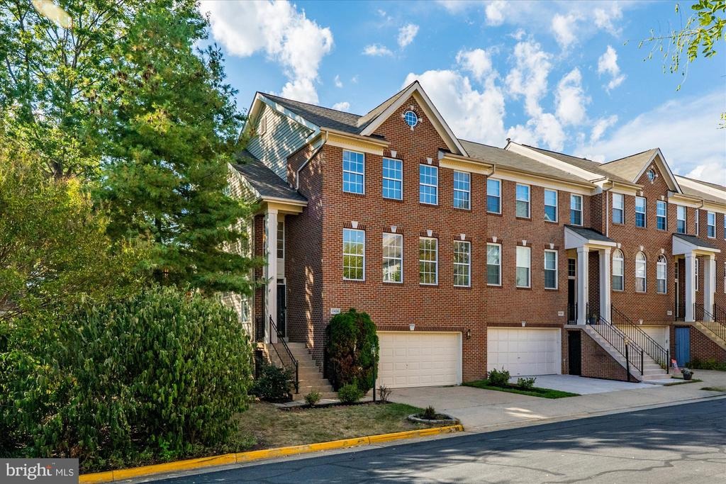 Burrough Farm Dr, Herndon, VA 20171
