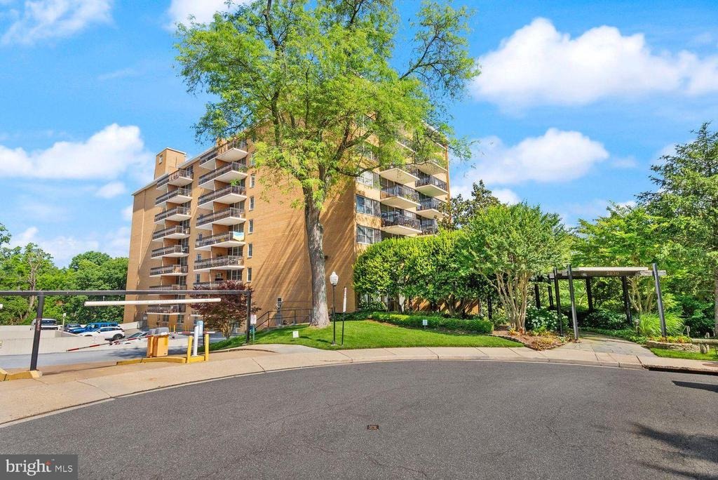 Adams St, Arlington, VA 22201