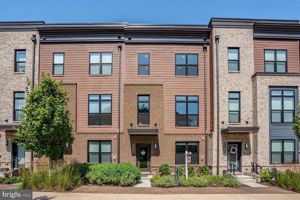 Sutton Heights Cir, Fairfax, VA 22031