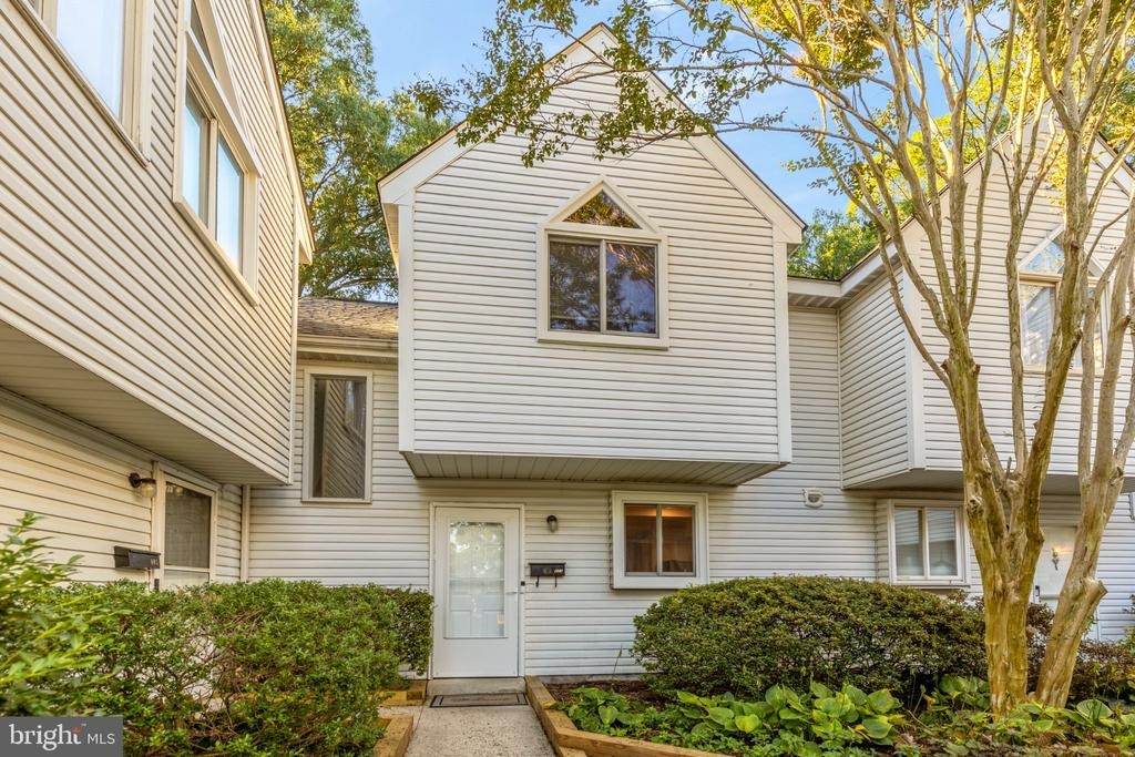 Locust St, Herndon, VA 20170