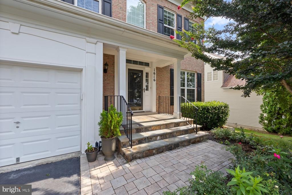 Chickasaw Pl, Leesburg, VA 20176