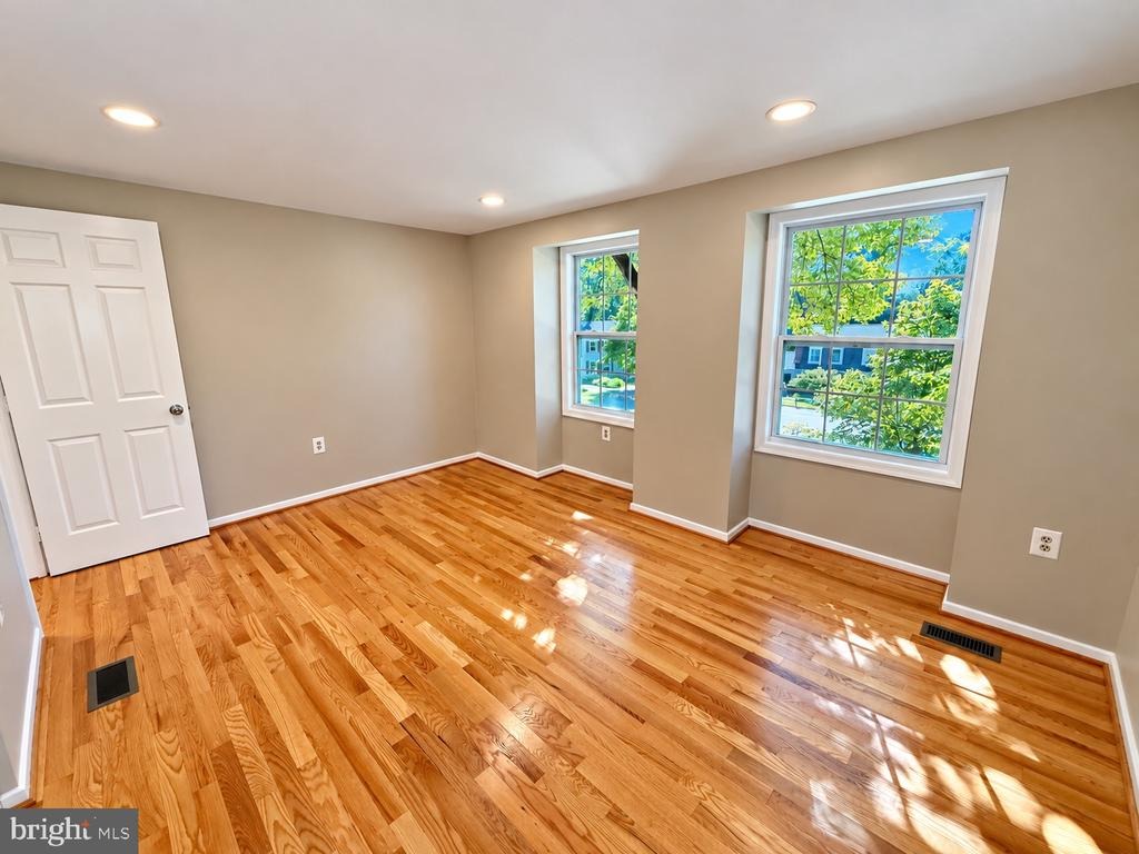 Dosinia Ct, Reston, VA 20191