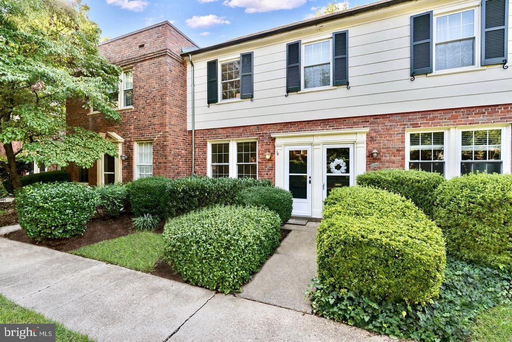 Edgewood St, Arlington, VA 22204