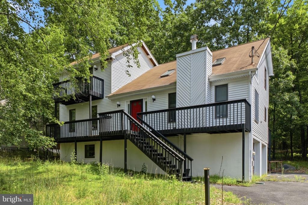 Lancaster Dr, Bushkill, PA 18324